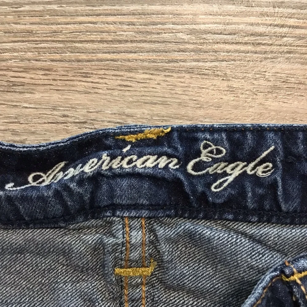 American Eagle Mid Rise Distressed Cut Off Jeans 00